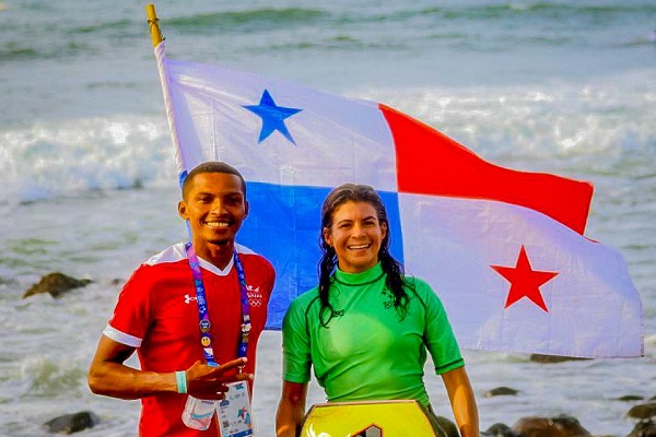 Edwin Núñez (izq.) y Verónica Correa  ganaron oro en sus respectivas pruebas para Panamá en el surf. Foto: COP