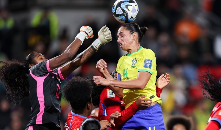 Yenith Bailey portera de Panamá despeja el balón ante la llegada de la brasileña Rafaelle. Foto: EFE