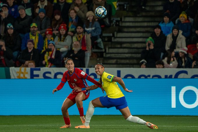 Rosario Vargas de Panamá marca a una jugadora de Brasil. Foto: Fepafut