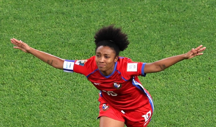 Marta Cox, festeja  el primer gol de Panamá en un Mundial y se lo hizo a Francia. Foto: Fepafut