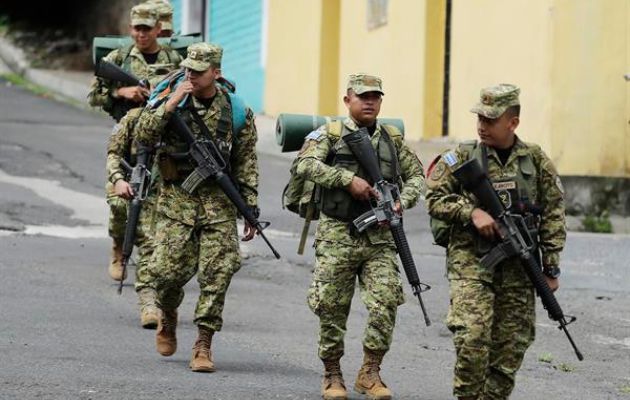 Soldados realizan vigilancia hoy, en Cabañas (El Salvador). Foto: EFE