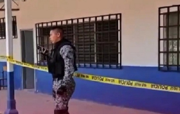 Agentes Linces de la Policía Nacional mantenían la búsqueda del alumno en sectores de Cativá. Foto: Diomedes Sánchez .