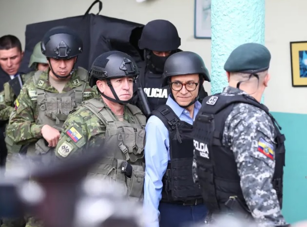 El candidato Christian Zurita, al momento de acudir a votar, fuertemente custodiado. Foto: EFE