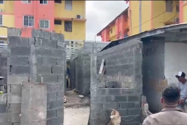 Muchas construcciones ilegales se llevan a cabo en la servidumbre como en La Feria y en otras comunidades de este distrito. Foto. Diomedes Sánchez