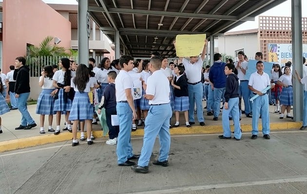 Carecen de laboratorios como química, biología y tecnología, lo que les afecta en su formación profesional. Foto: Thays Domínguez.