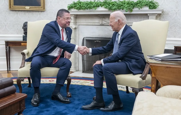 El presidente de EE.UU., Joe Biden, conversa con su homólogo de Costa Rica, Rodrigo Chaves Robles, durante una reunión en la Oficina Oval de la Casa Blanca. Foto: EFE