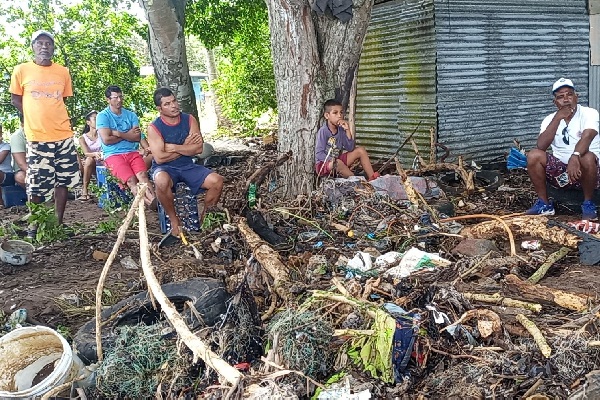 En la inundación registrada el fin de semana a causa del fuerte oleaje, todas las más de 100 casas existentes resultaron afectadas. Foto. Eric Montenegro