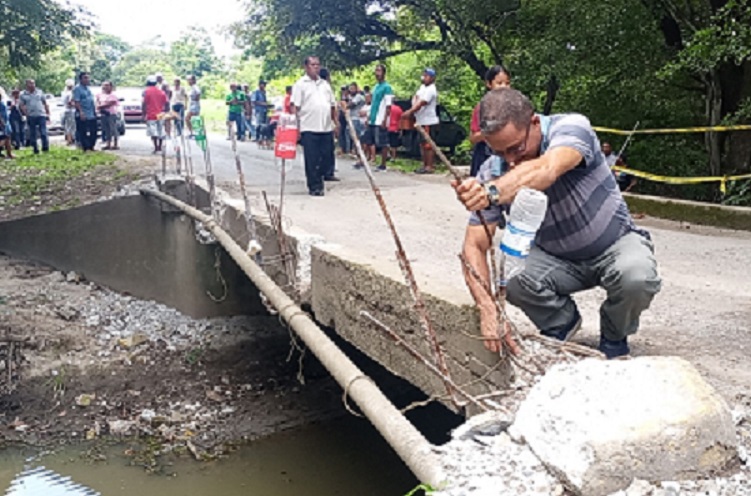 Las vigas de acero que soportan el puente están dobladas y la losa fracturada. Foto: Eric A. Montenegro