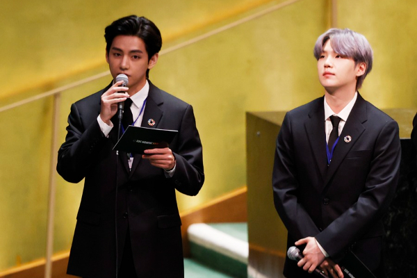 Taehyung / V (i) de la banda surcoreana BTS en una intervención en la Asamblea General de la ONU en Nueva York, en 2021. Foto: EFE / EPA / John Angelillo