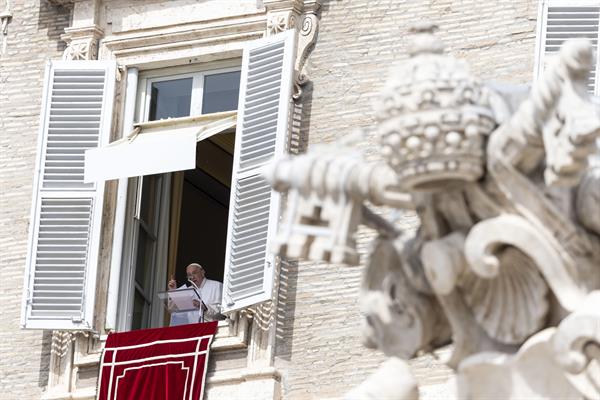 Rezo dominical del Ángelus en la plaza San Pedro del Vaticano.