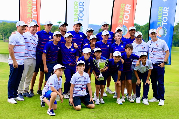 El equipo de Pacífico con la copa Oceans Cup 2023. Foto: Cortesía