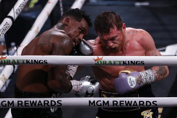 Saúl 'Canelo' Álvarez de México (der.)  en acción  contra  Jermell Charlo. Foto: EFE