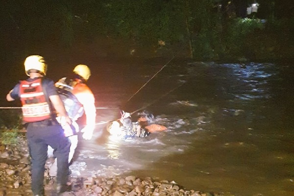 Cuatro personas fueron rescatadas al quedar atrapadas por la crecida del río Chirigagua, distrito de Boquerón. Foto. Sinaproc