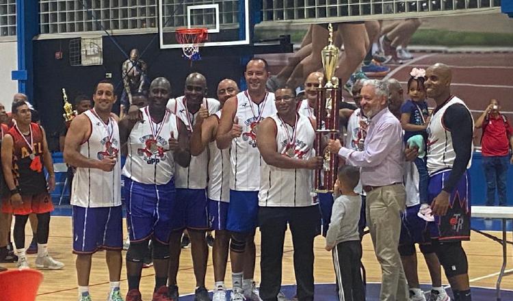 El equipo Leyendas recibe el trofeo de campeón. Foto: Cortesía