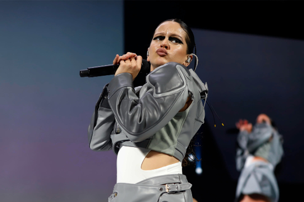 Rosalía interpretó 'Perdóname' en su gira. Foto: EFE