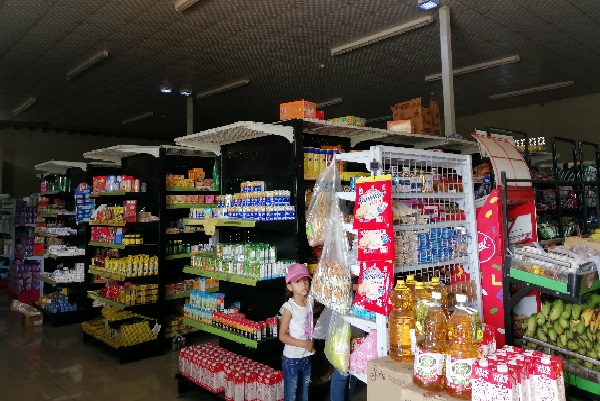 Los cortes temporales de energía complican el trabajo al no poder expedir las facturas de compra. Foto.Eric Montenegro