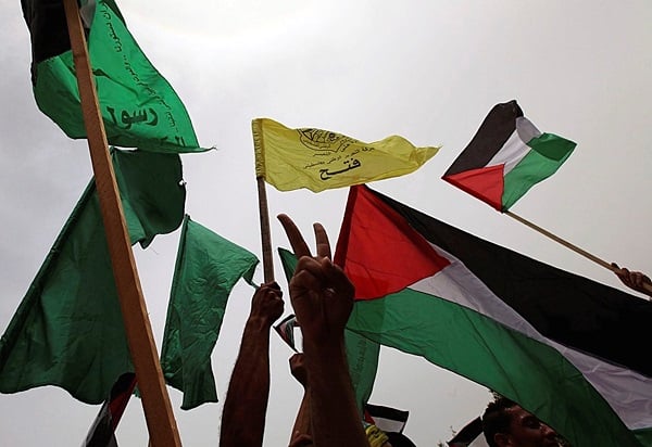 La bandera del partido nacionalista palestino Al Fatah (color amarillo) junto a la del movimiento islamista Hamás. Foto:EFE/Mohammed Saber