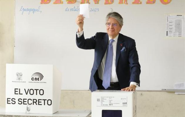 El presidente de Ecuador, Guillermo Lasso, vota en la segunda ronda de las elecciones presidenciales. Foto: EFE