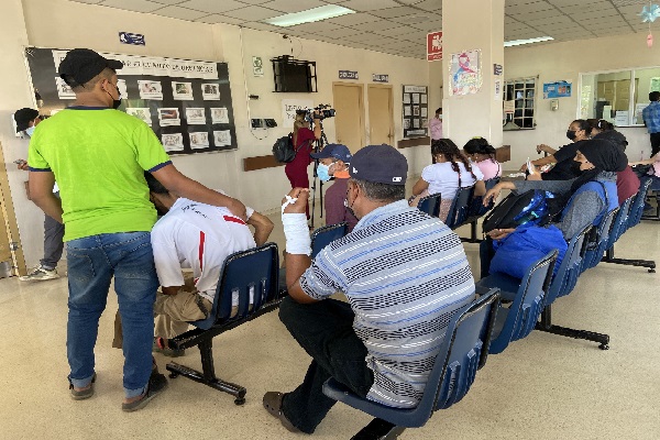 Sergio Salazar, director del cuarto de urgencias, dijo que los pacientes, al ser hospitalizados deben esperar por horas ante la indisponibilidad de camas en est