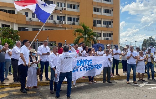 Miembros de la sociedad civil se reunieron para reclamar un mayor presupuesto para el hospital. Foto: Eric A. Montenegro