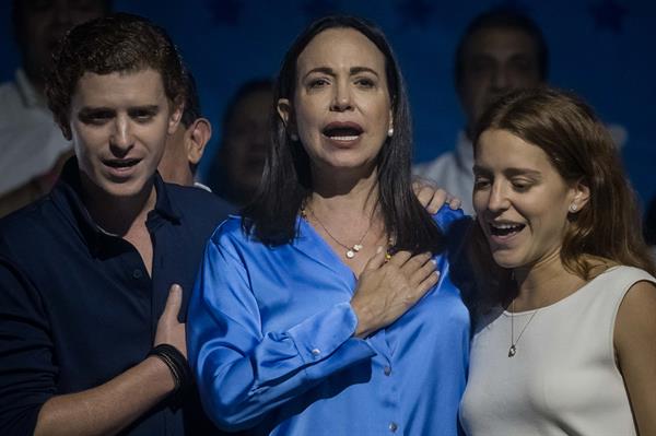 La exdiputada Maria Corina Machado (c) celebra junto a aliados y seguidores.