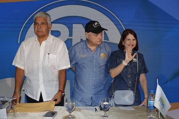 Ricardo Martinelli junto a José Raúl Mulino y Marta linares. 