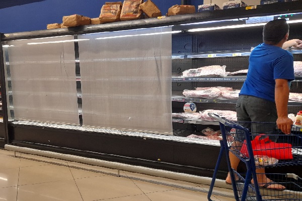 Los ciudadanos tratan de abastecerse de los productos que quedan en los supermercados. Foto. José Váquez 