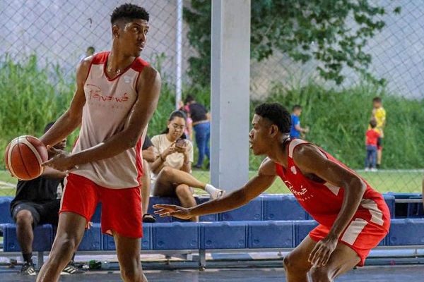 Eric Romero (izq.) durante los entrenamientos del seleccioando panameño. Foto: Fepaba