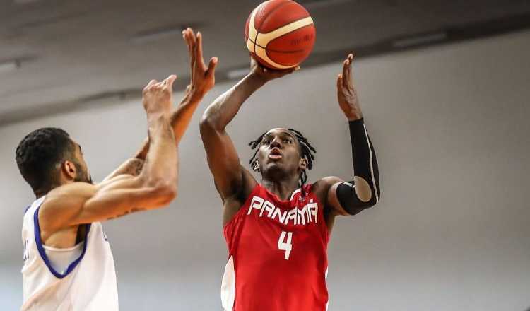 Isaac Machore de Panamá (cent.) ante República Dominicana. Foto: Fepaba