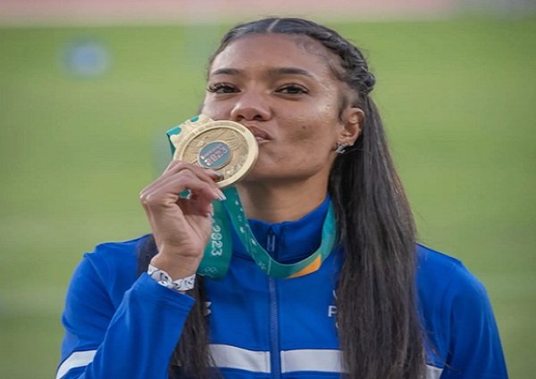 Gianna Woodruff, muestra su medalla de oro ganada en los 400 metros con vallas en Santiago 2023. Foto: COP