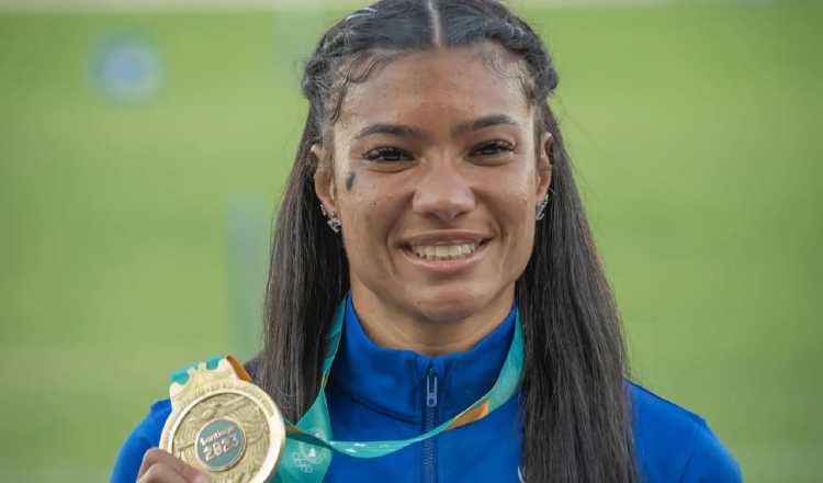 Gianna Woodruff, muestra su medalla de oro ganada en los 400 metros con vallas en Santiago 2023. Foto: COP