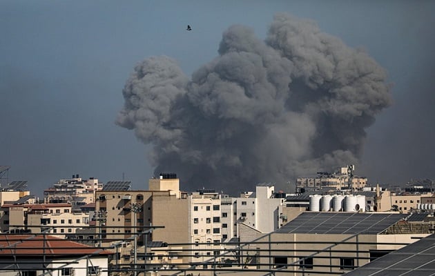 Columnas de humo de bombardeos en el norte de Gaza. Foto: EFE