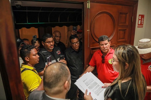 Momento en que la ministra Doris Zapata recibe el documento de parte de los dirigentes de la alianza. Foto: Cortesía Presidencia