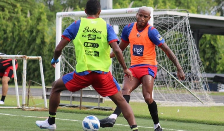 Alfredo Stephens en los entrenamientos del seleccionado mayor. Foto: Fepafut.