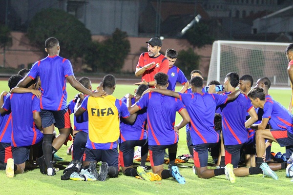 Mike Stump, durante los entrenamientos del equipo Sub-17 con miras al juego ante Indonesia. Foto: Fepafut