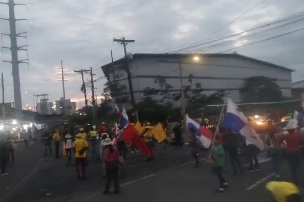 Los docentes, campesinos de Donoso y líderes comunitarios procedieron a cerrar pasadas las 6:00 a.m., el área de los Cuatro Altos y en la autopista Panamá Colón