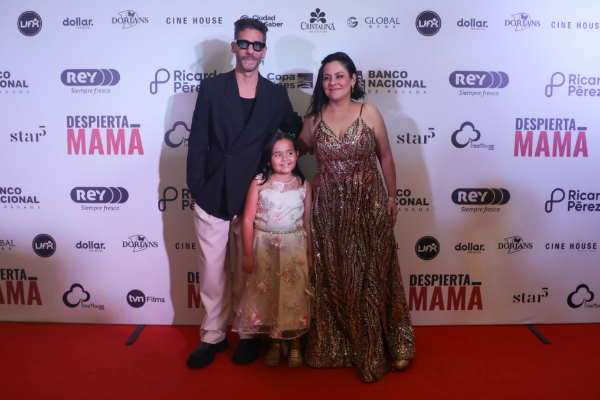 Erick Elías, Sofía Benedetti y Arianne Benedetti en la alfombra roja de la película. Foto: Cortesía