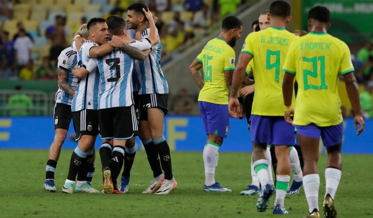 Jugadores argentinos festejan, brasileños se lamentan. Foto: EFE