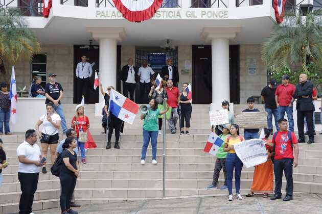 Manifestantes se mantienen en vigilia en los predios de la Corte Suprema de Justicia. Foto: Víctor Arosemena 