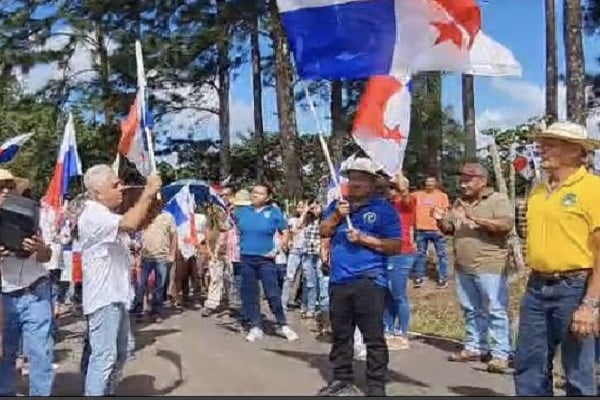 La caminata se dio de forma pacífica, mientras que los participantes gritabas consignas y portaban pancartas, así como el emblema nacional. Foto. Thays Domíngue