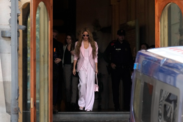  Shakira a su salida de la Audiencia de Barcelona tras aceptar el pago de una multa millonaria a cambio de una rebaja de condena. Foto: EFE / Enric Fontcuber