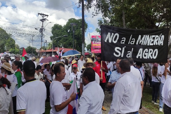 Productores, empresarios, sociedad civil han salido a las calles exigiendo la apertura de vías . Foto. José Vásquez