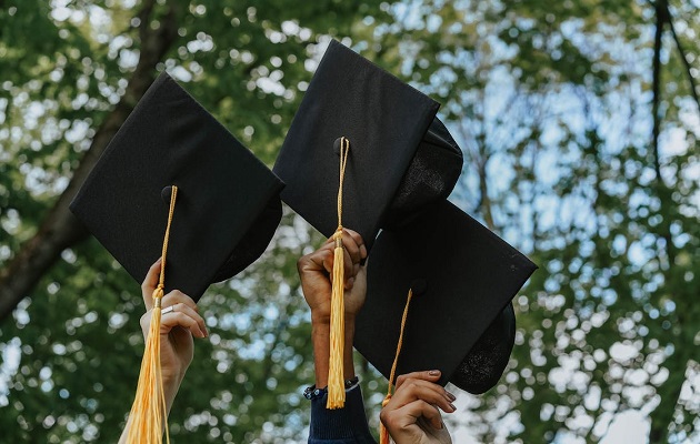 Decenas de graduandos están a la espera de que se retomen las clases. Foto: Pexels