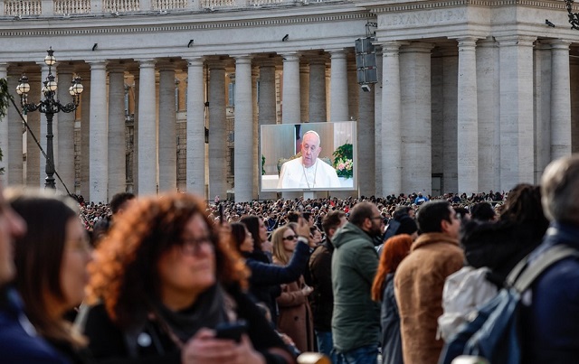 El papa estuvo en forma virtual en las celebraciones de este domingo en la Plaza de San Pedro. Foto: EFE