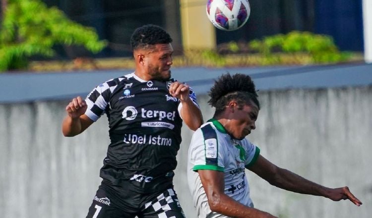 Rolando Blackburn (izq.) anotó el gol del Tauro.  Foto: LPF