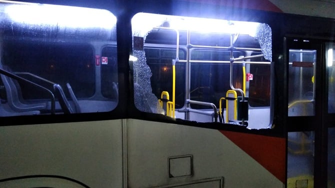 Así quedó uno de los buses vandalizados, hechos que ocurrieron entre el 23 y 25 de noviembre. Foto: Cortesía MiBus