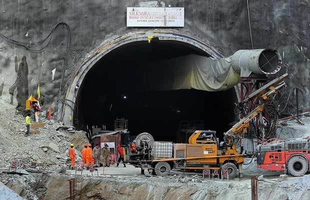 Vista general del túnel Silkyara que se derrumbó mientras estaba en construcción, atrapando a 41 obreros. Foto: EFE