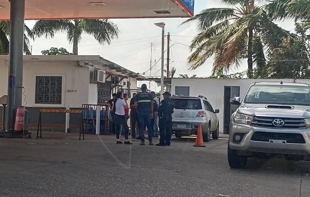 Los ladrones entraron por el área del baño en la parte trasera del negocio. Foto: Diomedes Sánchez 