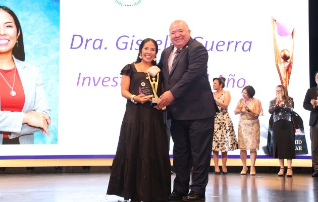  Dra. Gisselle Guerra recibe el Premio Cuásar en Gala de la UTP. Foto: Cortesía