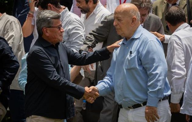 El jefe de la delegación del ELN, Pablo Beltrán (i), y el jefe de la delegación del Gobierno de Colombia, Otty Patiño. Foto: EFE